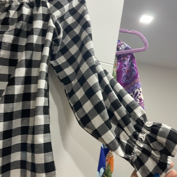 Off the shoulder long sleeve very unique style - Picture 3 of 4